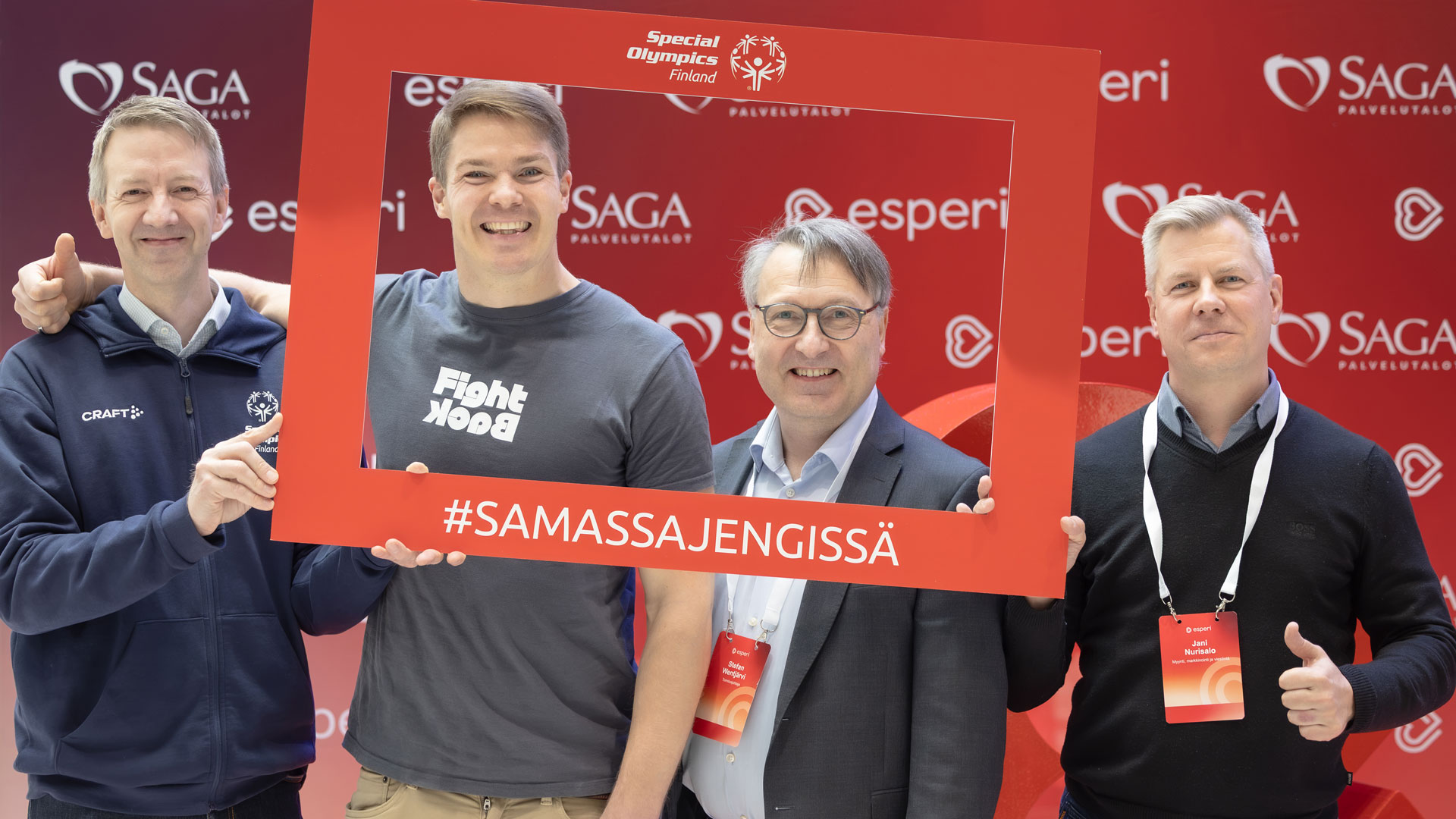Paralympiakomitean Timo Mäkynen, Pekka Hyysalo, Esperin toimitusjohtaja Stefan Wentjärvi ja myynti- ja markkinointijohtaja Jani Nurisalo poseeraamassa kameralle #SamassaJengissä -kehyksen sisällä.